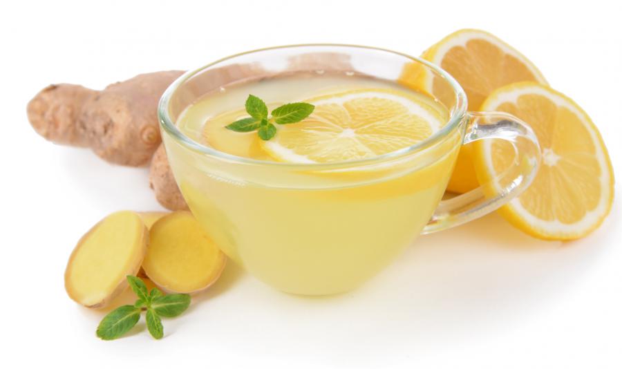 Heißes Wasser mit Ingwer Zitrone und Honig gegen Erkältung