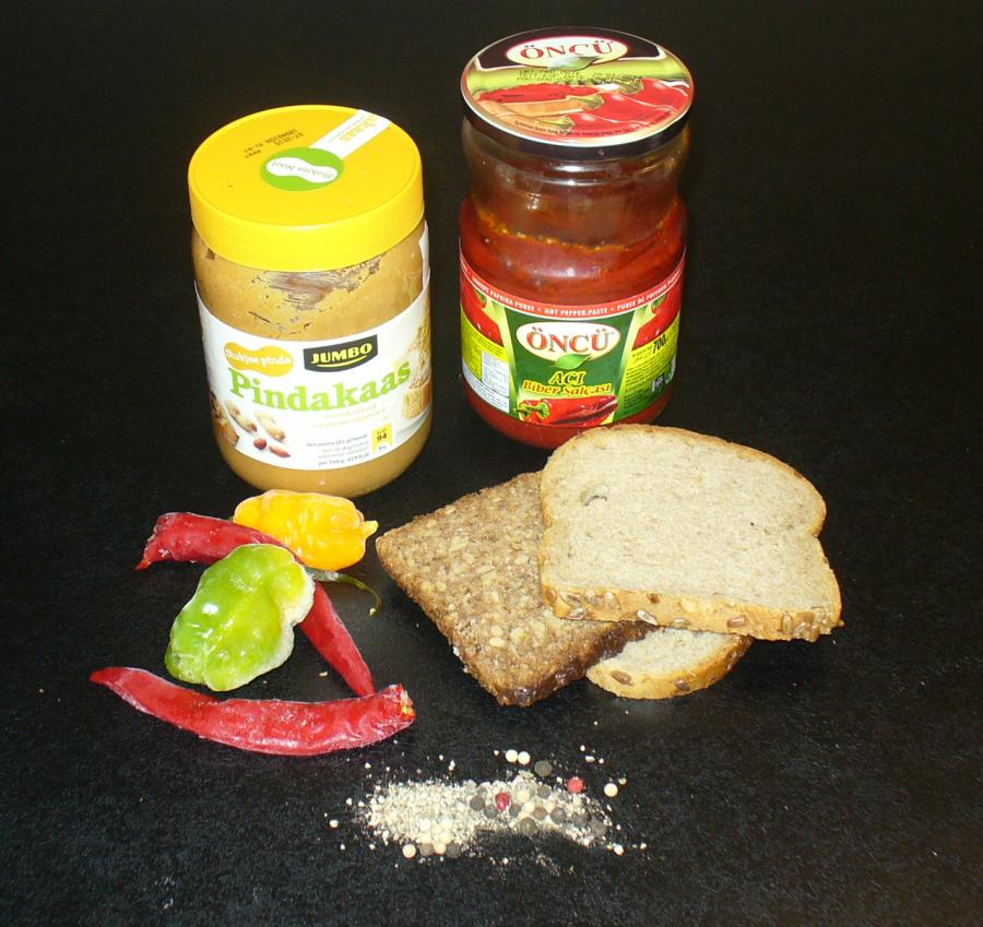 Leckerer Erdnuss-Chili-Brot-Snack