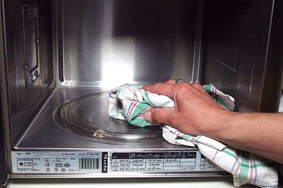 Gerüche in der Mikrowelle beseitigen mit  Spülmittel und Essigessenz.
