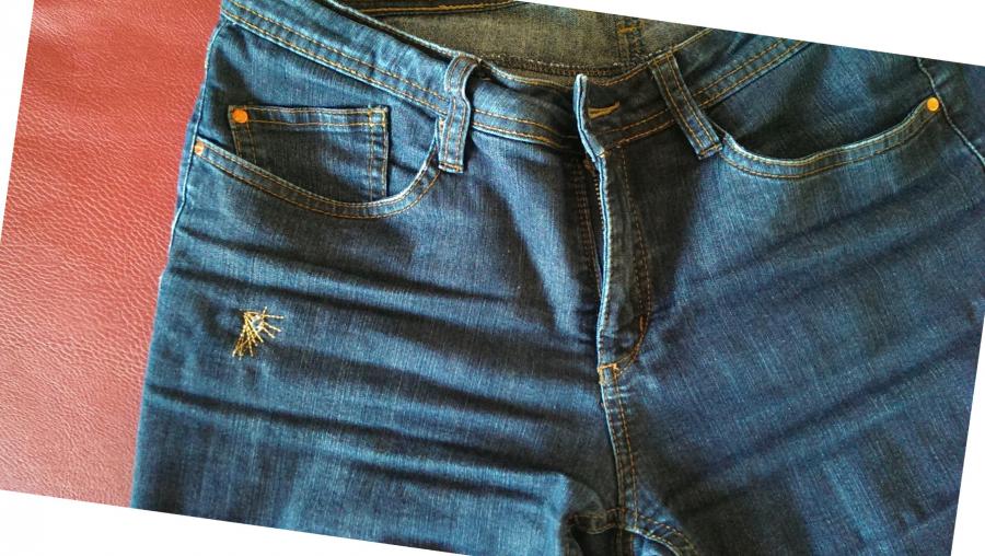 Loch in Jeans mit Stickerei verdecken
