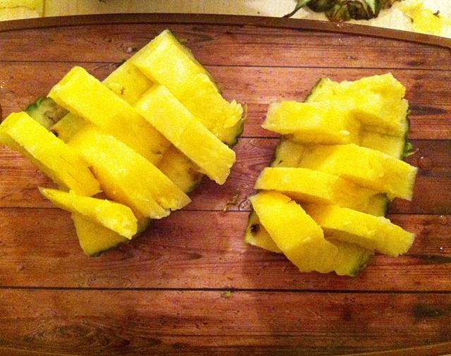 Ananas ruck zuck klein schneiden