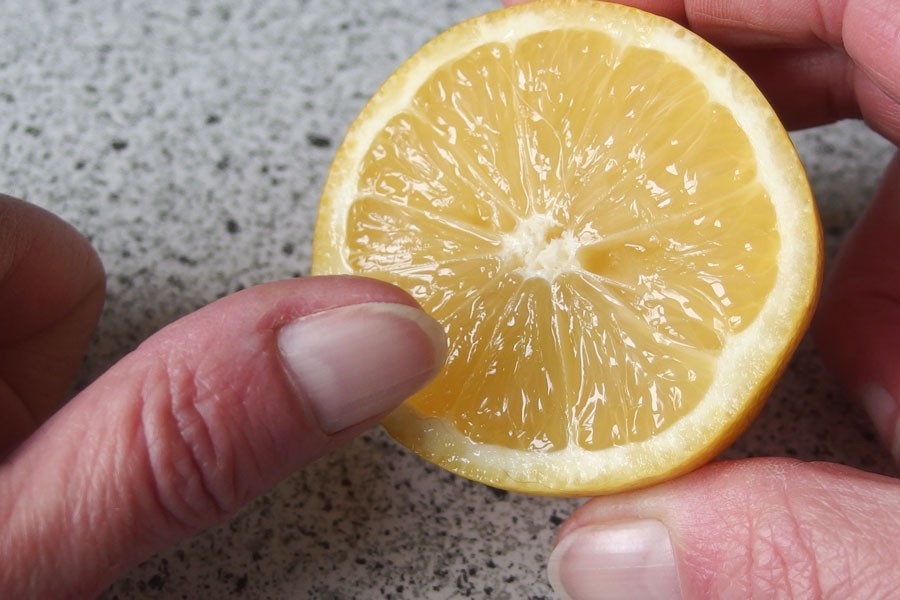 Zitronensaft macht Fingernägel fest.