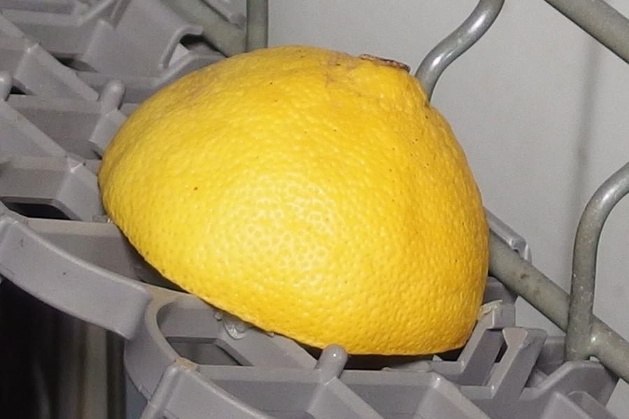 Schlechte Gerüche im Geschirrspüler beseitigen mit Orangen- und Zitronenschalen.