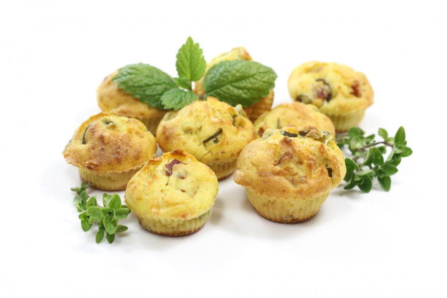 Muffins müssen nicht zwangsläufig süß sein. In diesem Rezept zeigen wir dir, wie du leckere herzhafte Muffins zubereiten kannst.