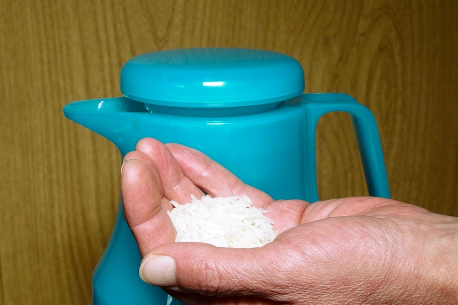 Thermoskanne mit nassem Reis sauber machen. Klappt prima!