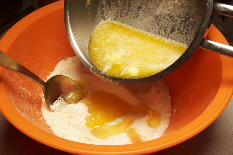Die Butter zerlassen und unter ständigem Rühren langsam einfließen lassen, dabei den Teig zwischen den Fingern zu Streuseln zerreiben.