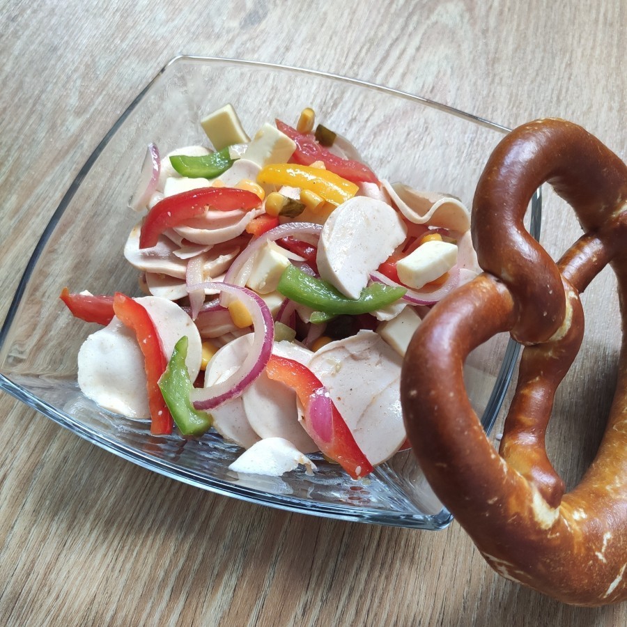 Noch eine Breze oder Semmel zum Wurstsalat und schon hast du das perfekte bayrische Mittag- oder Abendessen.