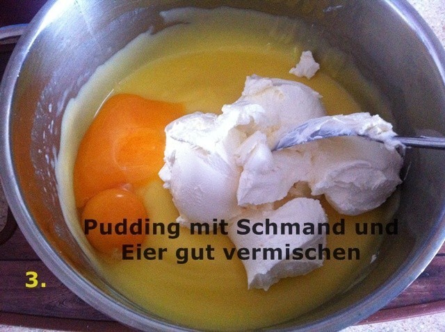 Pudding mit Schmand und Eier gut vermischen.