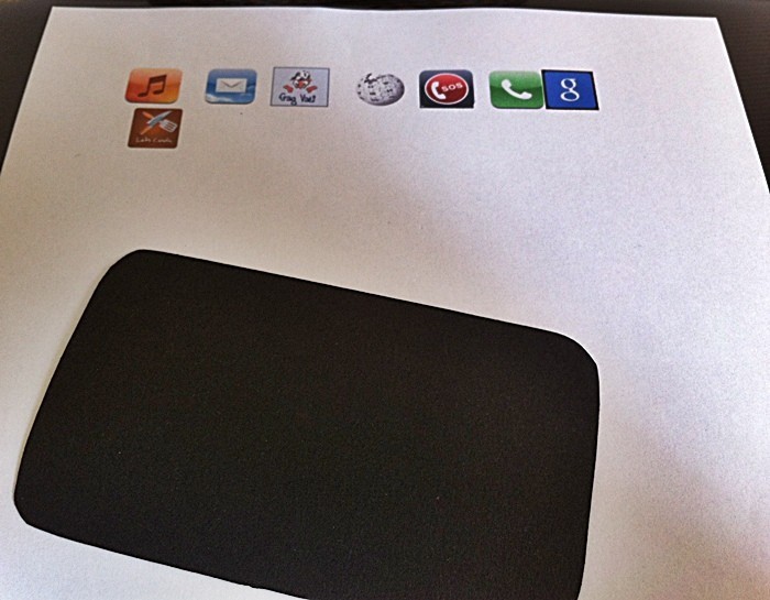 Die Logos ausschneiden, ein schwarzes Tonpapier auf die Größe eines iPhones zuschneiden und die Logos mit Kleber aufkleben.
