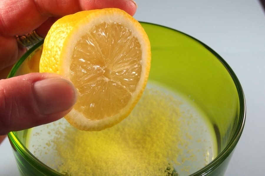 Gegen Akne und Pickel hilft Zitronensaft und Salz.
