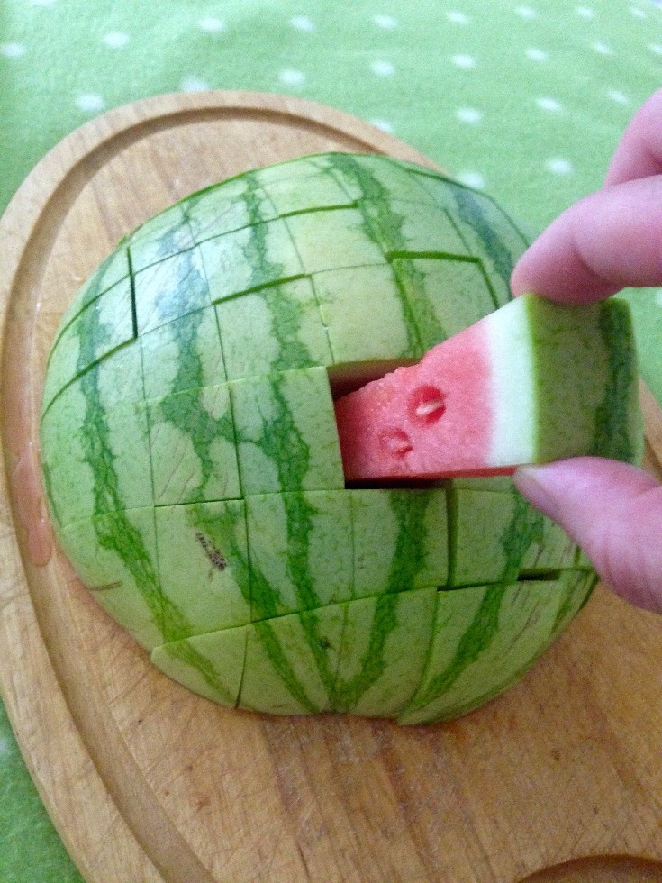 Wassermelone in Stiftform schneiden