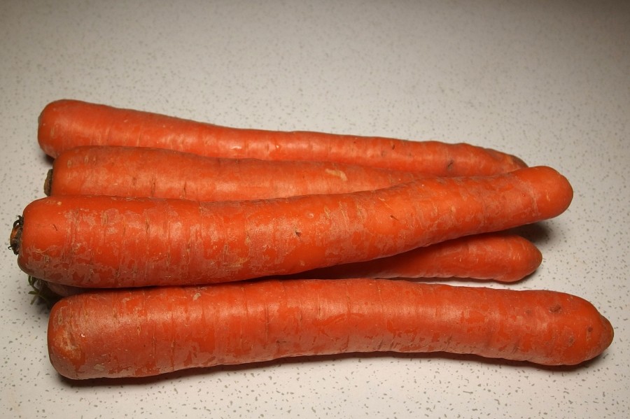Wenn man ca. 5 Karotten am Tag isst oder eine ganze Flasche reinen Karottensaft trinkt und ein bisschen Geduld hat, wird man super schön natürlich braun.
