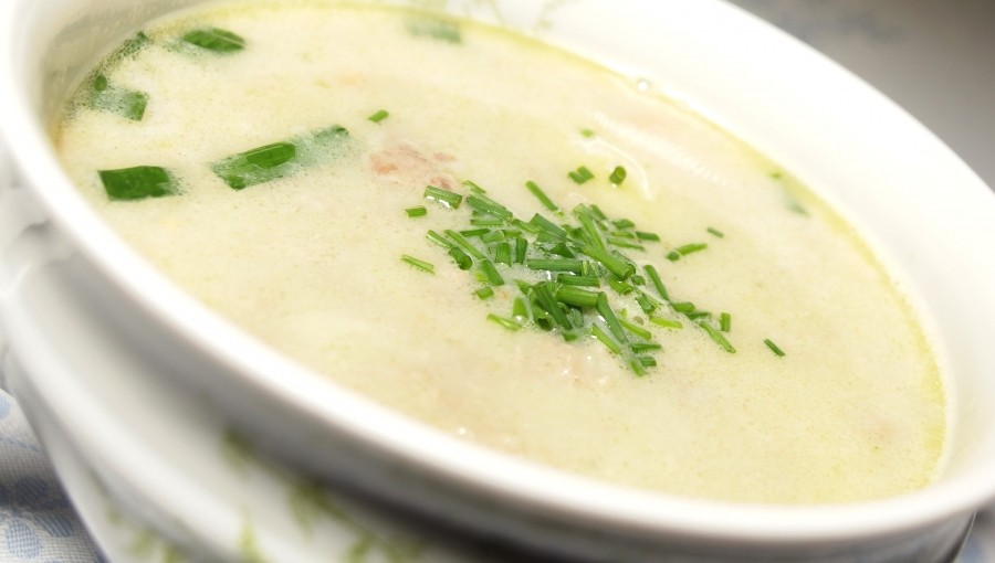 Nun das Gehackte und die Lauchzwiebeln dazugeben und den Käse unterrühren, wenn es zu fest ist, noch etwas Brühe unterrühren, bis die Suppe schön sämig ist.