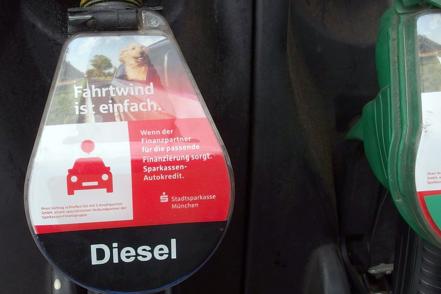 Manche, vor allem ältere Dieselmotoren, vertragen auch ein Gemisch aus Pflanzenöl (z. B. aus dem Supermarkt ...) und Diesel.