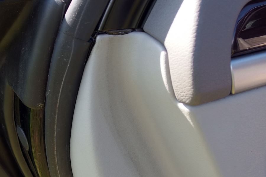 Ein Tipp gegen zugefrorene Autotüren im Winter: Dichtungsgummis mit Glyzerin einpinseln.