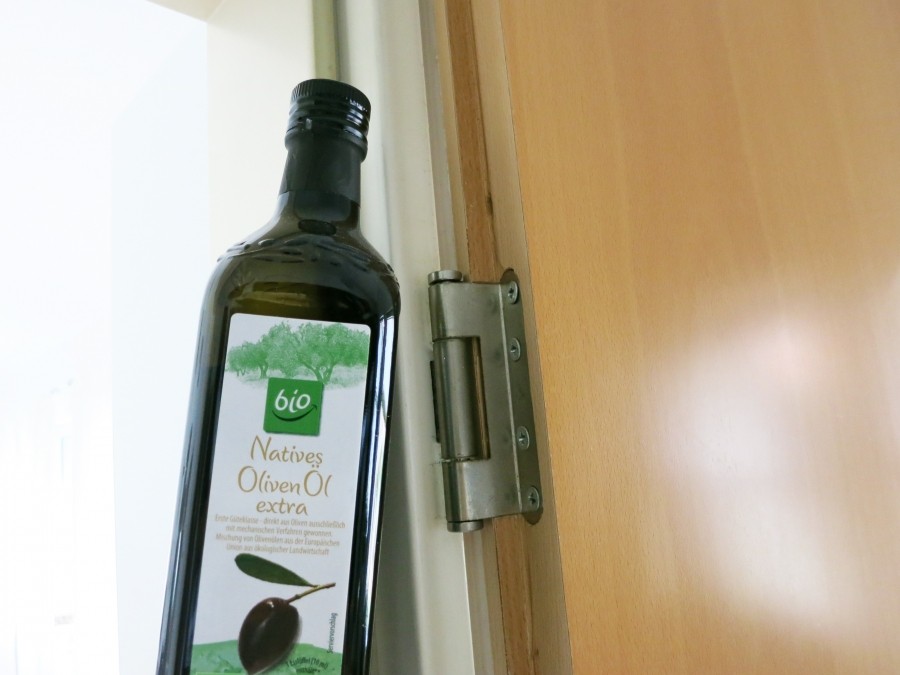 Gegen quietschende Türen kann normales Pflanzenöl aus der Küche verwendet werden.