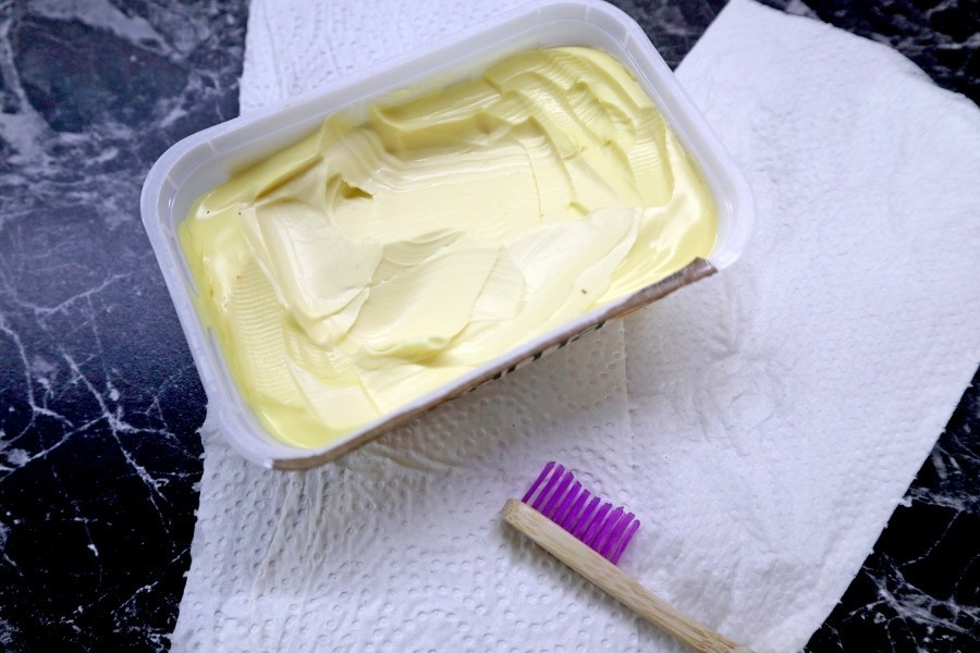 Mithilfe von Margarine lassen sich Felgen hervorragend reinigen.
