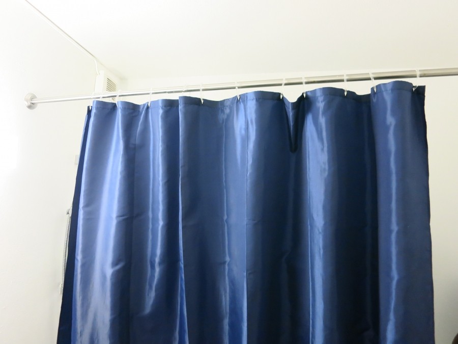 Einen alten, nicht mehr ansehnlichen Duschvorhang kann man noch als Unterlage beim Malen oder Tapezieren verwenden.