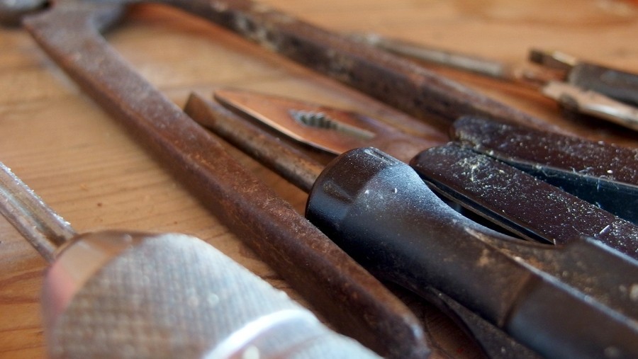 Schmutzige Schrauberhände kann man entweder mit Sandseife reinigen oder man nimmt einfach Scheuermilch.