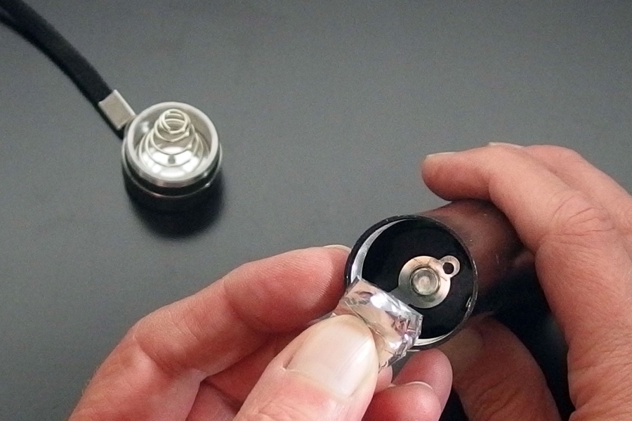 Schlechte Kontakte von Batterien beseitigen: Ein kleines Stückchen Alufolie klein gefaltet und zwischen die Kontakte geklemmt, kann da Abhilfe schaffen.