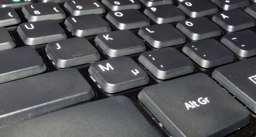 Mit einem in Glasreiniger getränkten Wattestäbchen lässt sich eine Tastatur hervorragend reinigen.