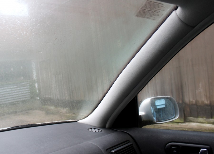Bei älteren Autos gibt es oft das Problem, dass sich Feuchtigkeit im Auto ansammelt, und die Scheiben beim Fahren von innen beschlagen.