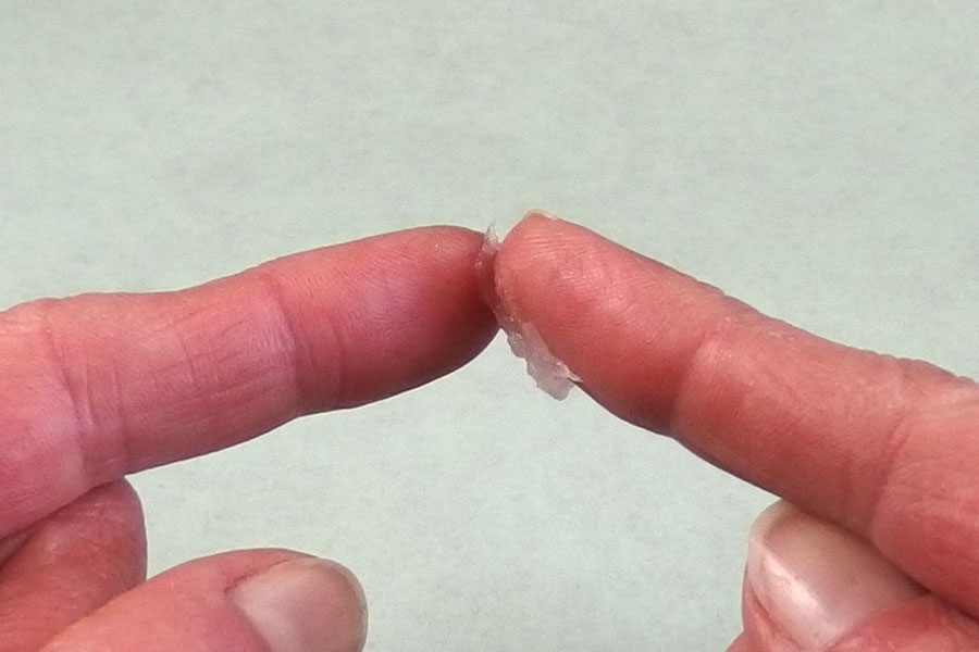 Sekundenkleber an den Fingern kann man mit Vaseline entfernen.