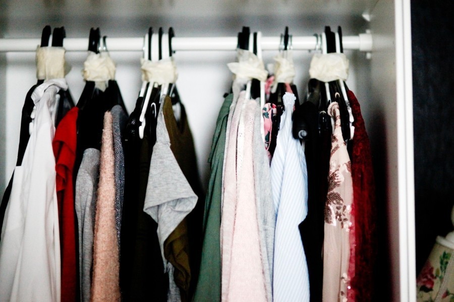 Kleidung für den Umzug praktisch packen: "Bügelpakete" herstellen und im neuen Kleiderschrank einfach die Pakete in den Schrank hängen. 