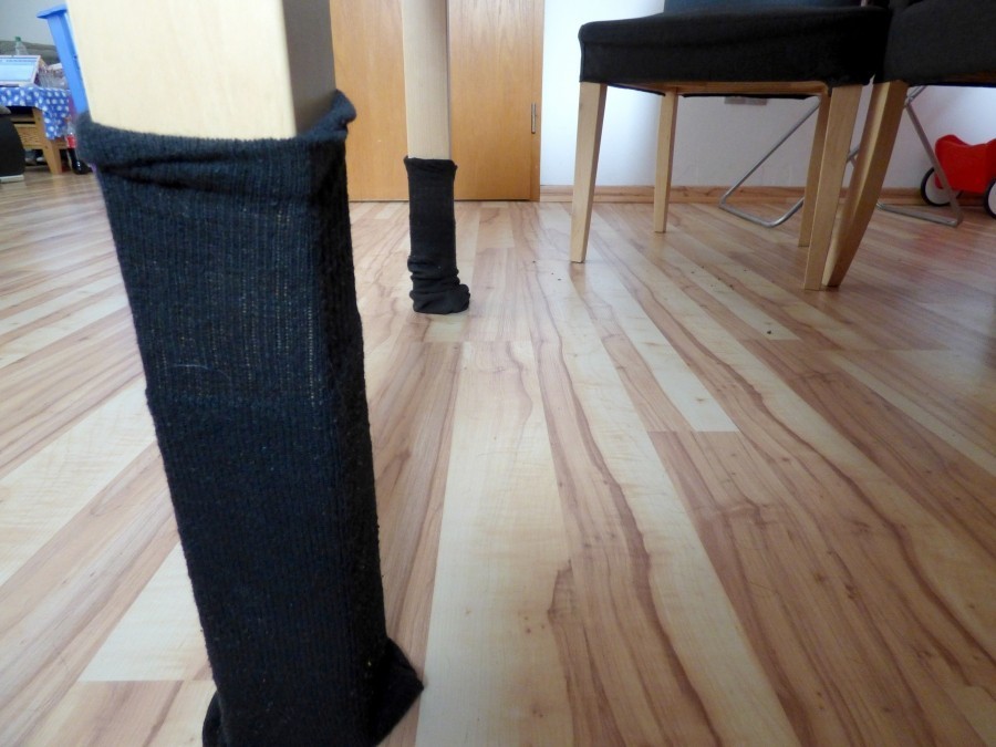 Um Kratzer auf Holz- oder Parkett-Böden zu vermeiden, sollte man am besten den Möbeln, welche du verrücken möchtest, alte dicke Socken unterlegen.