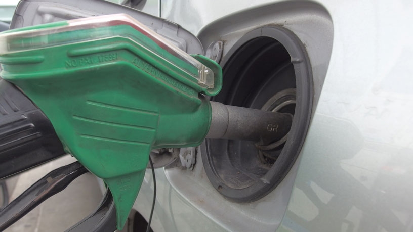 Tropfspuren von Benzin am Auto beim Tanken vermeiden.