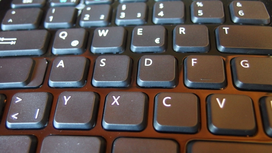 Dieser Reinigungstipp für Tastaturen ist nichts für schwache Nerven.