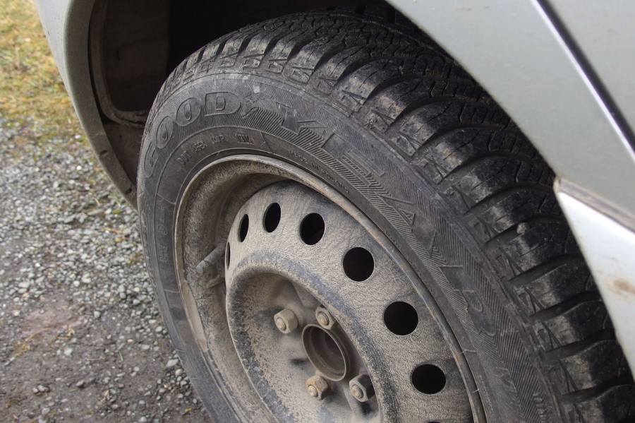 Laut ADAC sollte man die "guten" Reifen besser hinten montieren. 