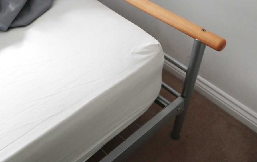 Mit Silicon-Dichtmasse gegen quietschendes Bett: Die Masse zwischen Unterbett (Rahmen) und Auflage-Leisten 1 cm dick auftragen.