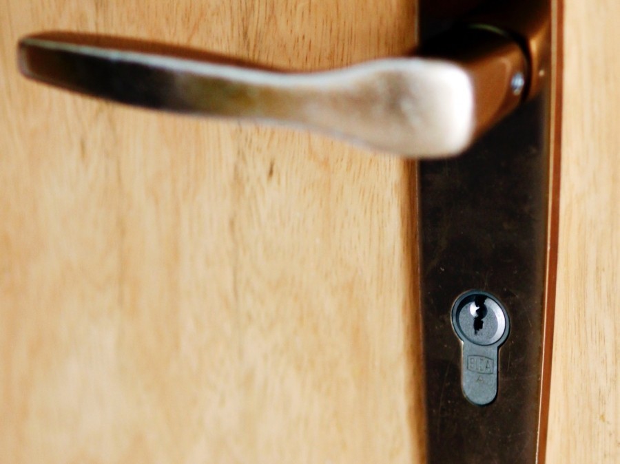 Ein ganz einfacher Tipp gegen schwergängige Türschlösser und quietschende Türen.