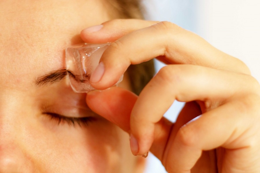 Schmerzen beim Augenbraunzupfen mit einfachem Mittel lindern - Augenbrauen vorher mit Eiwürfel behandeln.