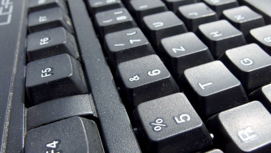 Wer die Tastatur nicht mehr reinigen kann oder möchte, kann sich im nächstgelegenen Geschäft meist günstig (ab 8€) eine neue kaufen.