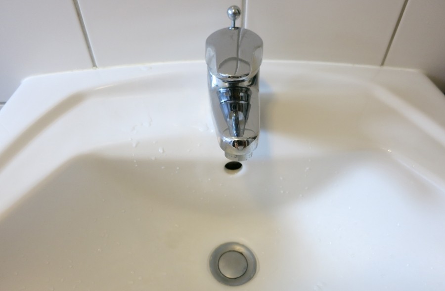 Mit einem starken Klebestreifen und etwas Druck darauf lässt sich der Stopfen aus dem Waschbecken-Rohr ohne Umstände herausnehmen!