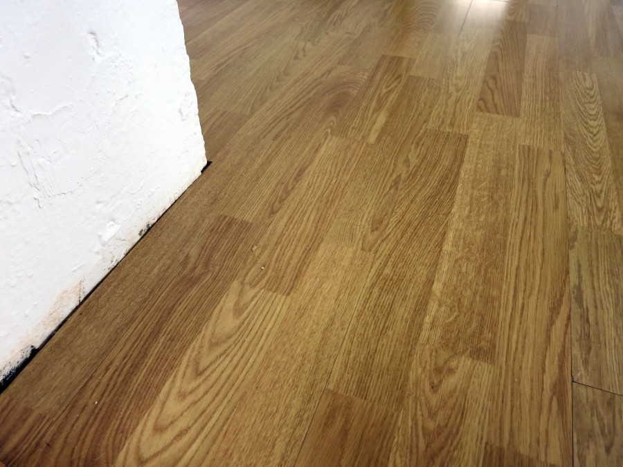Mit einer lösungsmittelfreien Holzlasur für den Innenbereich in der passenden Farbe können die abgenutzten Stellen auf dem Laminatboden verbessert werden. 