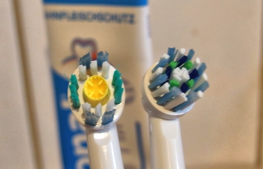 Das Reinigen von Aufsatzbürsten für elektrische Zahnbürsten ist so gut wie nicht möglich. Dabei verdrecken und verkeimen sie im Inneren ziemlich schnell. So gelingt es.