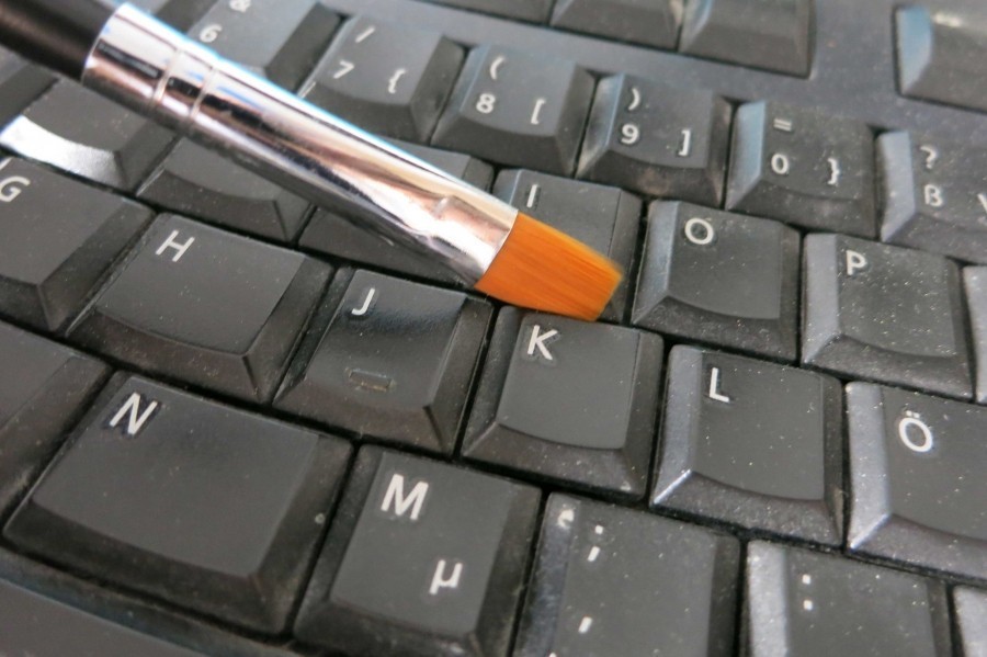 PC-Tatsatur mit einem  30er Borstenpinsel und Plastikreiniger säubern. Der Pinsel kommt gut in alle Ritzen der Tastatur rein.