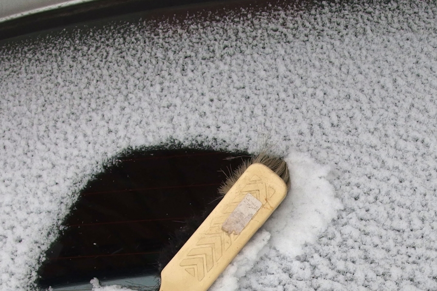 Mit einem großen Besen das Auto schnell von Schnee befreien.