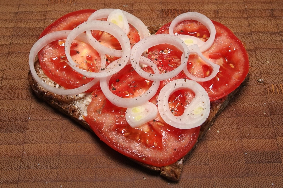 Leckere Tomaten-Zwiebel-Schnitte mit Salatcreme.