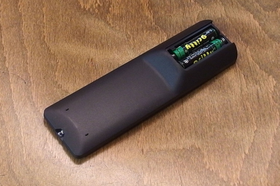 Gebrauchte Batterien in einer Fernbedienung weiterverwenden.