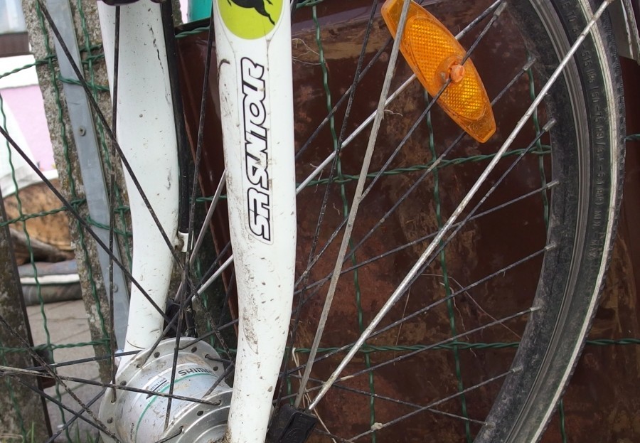 Ein stark verschmutztes Fahrrad kann man mit einem Hochdruckreiniger säubern. Das geht tadellos und nichts wird beschädigt. 