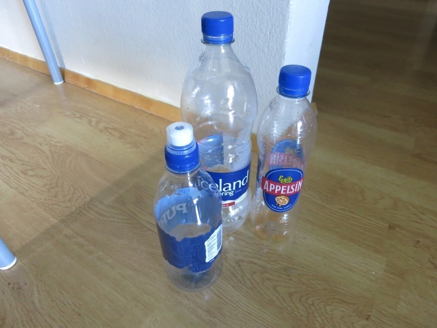 Mit Hilfe eines Auffangbehälters, welcher aus einer alten Plastikflasche gefertigt wurde, fällt der Putz/Staub beim Bohren nicht auf den Boden.