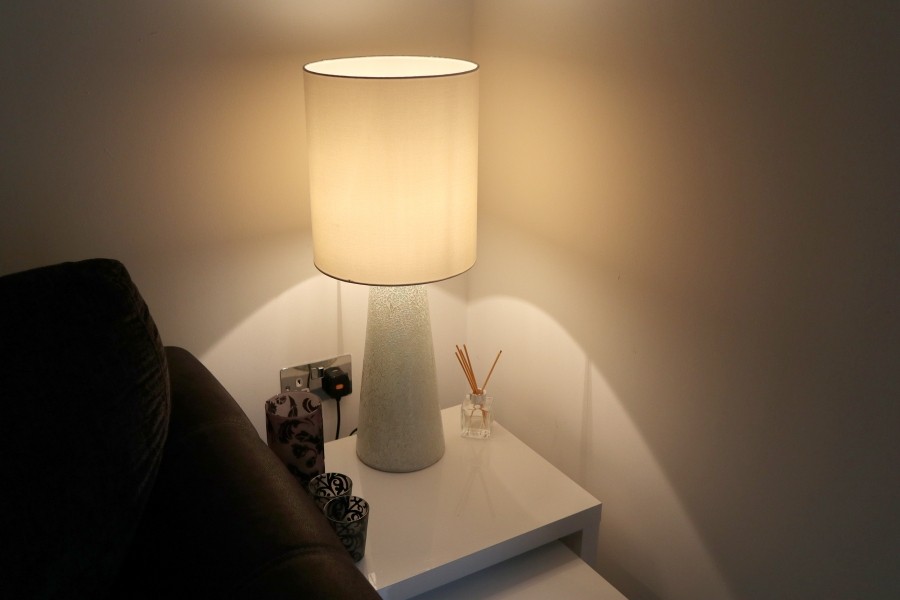 Durch geschicktes Anbringen von Lampen, Leuchten ect. kann man Räume wohnlicher gestalten. Diese Tipps können dabei helfen.