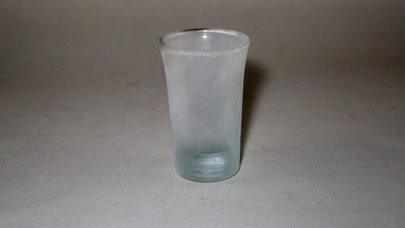 Schnapsglas aus dem Gefrierschrank sorgt für eiskalten Genuss.
