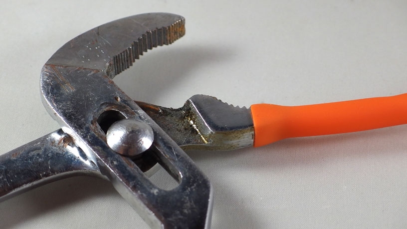 Um Chromteile ohne Kratzer befestigen oder lösen zu können, auf die "Schnäbel" der Rohrzange je ein Stück Silikonschlauch stecken.