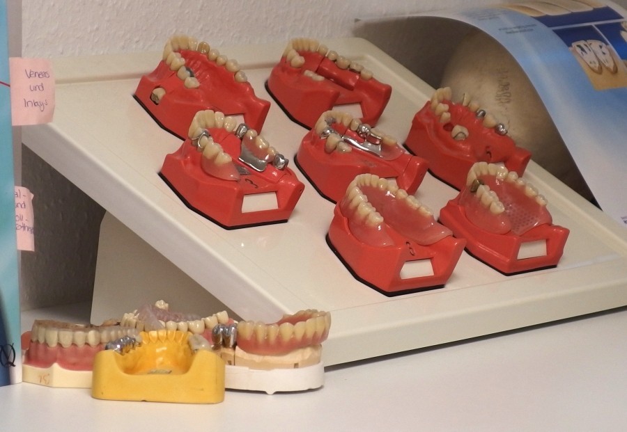 Kosten beim Zahnarzt sparen: Jedes Jahr mindestens einmal zum Zahnarzt und sich den Stempel abholen nach der Durchsicht. Wenn dann Zahnersatz fällig wird, richtet sich die Beteiligung an den Kosten nach den Stempel-Jahren.