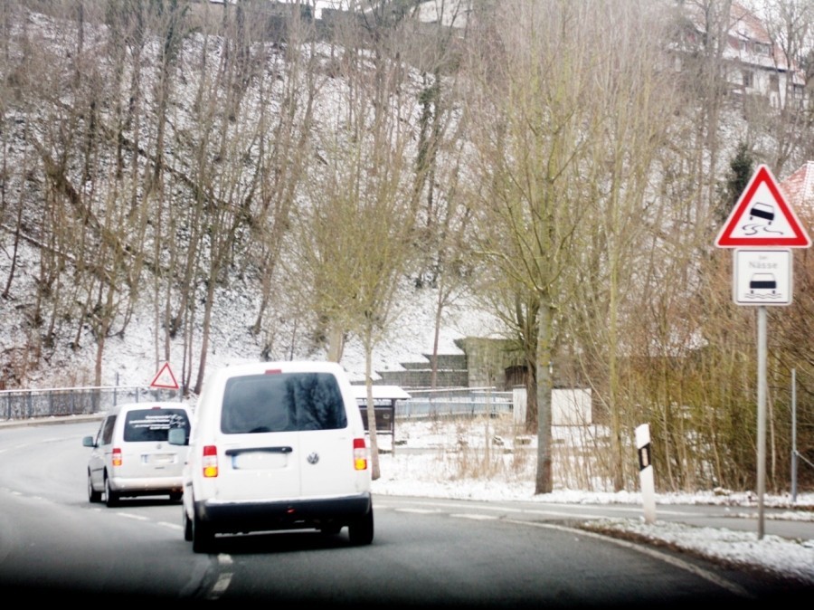 So übt man sicheres Fahren bei winterlichen Straßenverhältnissen. 